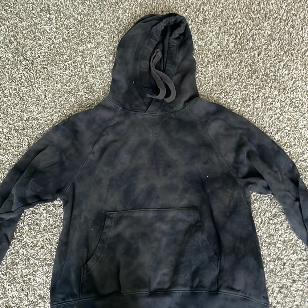 This is a cute full length cropped tie diy sweat shirt!